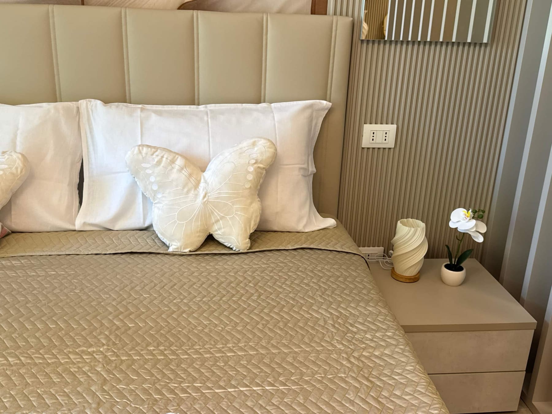 Il letto matrimoniale della Golden Charme Suite